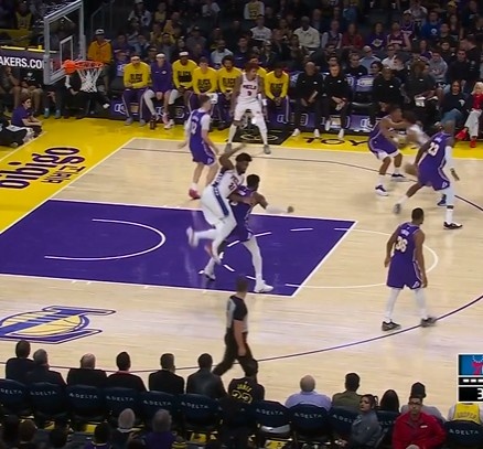 NBA-这球犯规吗？艾顿卡位对恩比德犯规 前者一脸无辜表示不解