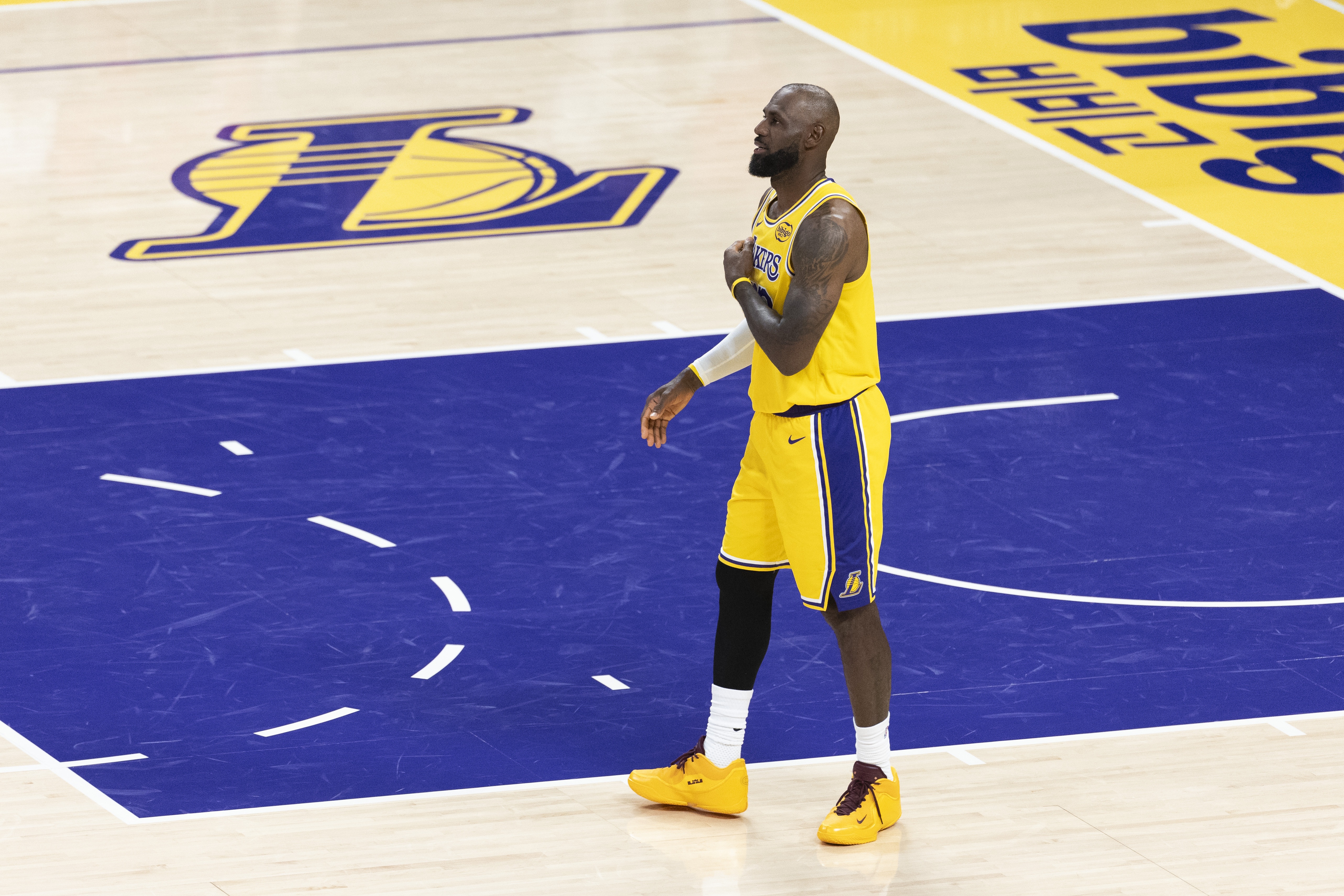 NBA-Shams：詹姆斯本人&amp;联盟感觉他会再打一年 湖人表现影响他的未来