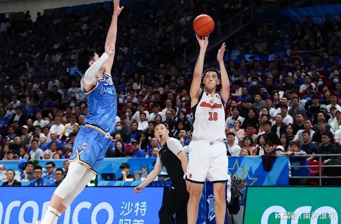 NBA-张才仁侵犯徐杰违体了吗？专家：谁说这个球不违体的？悬赏100万